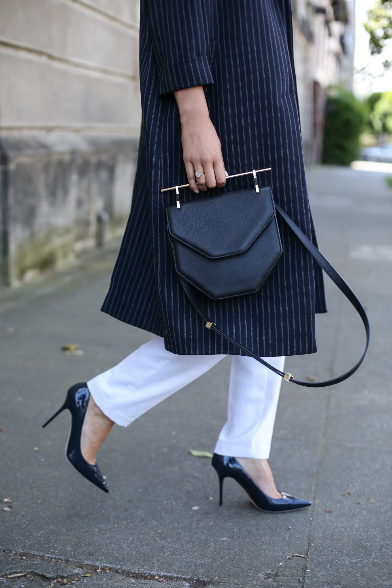 topshop-pinstripe-topper-long-jacket-white-silk-pants-leather-gold-choker-navy-pumps-m2malletier-san-francisco-fashion-blog9