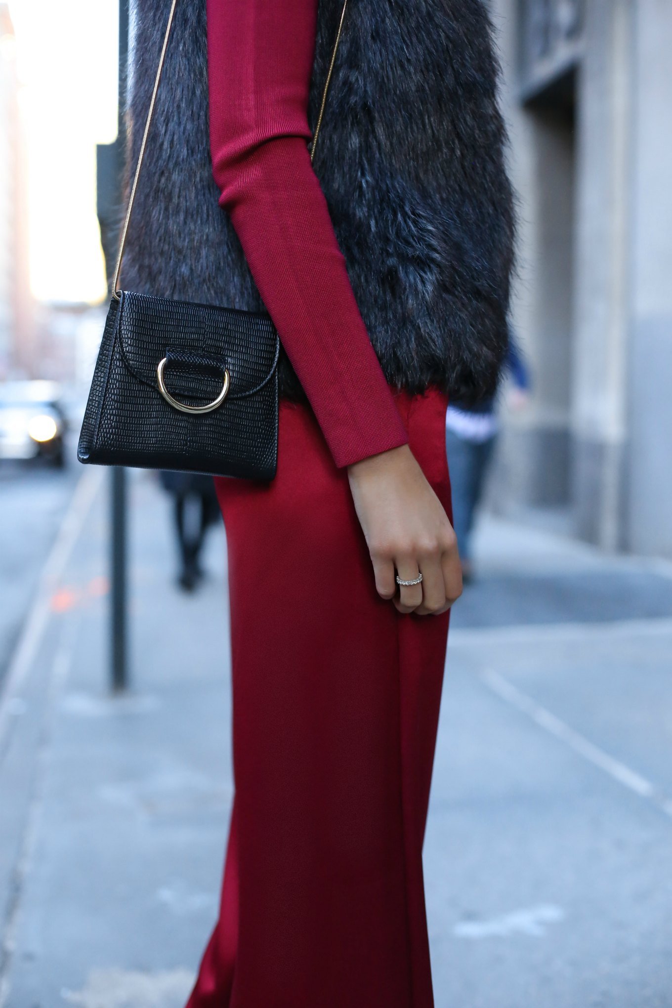 red-satin-wide-leg-alice-olivia-pants-cold-shouolder-mock-neck-sweater-top-charcoal-black-faux-fur-vest-geometric-statement-necklace6