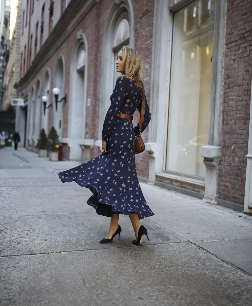 navy-floral-tie-neck-maxi-dress-ankle-length-reformation-classic-style-fashion-blog-nyc-maryorton-13 Mary Orton wears a Reformation floral neck tie maxi dress, classic black ankle-strap pumps, a brown leather circle belt and a brown leather Ralph Lauren cross body bag to meet the parents