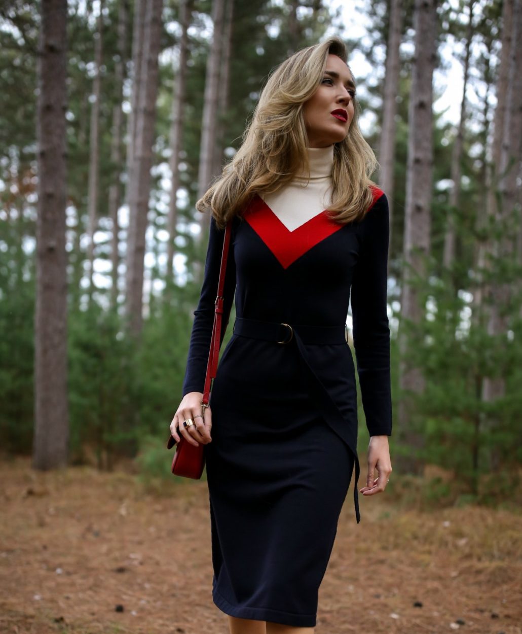tory-burch-vivien-turtleneck-ski-chevron-midi-sweater-dress-chalet-style-classic-fashion-nyc-blog11 Mary Orton of Memorandum wears a Tory Burch turtleneck sweater dress, a red leather cross body bag and a dark red lip for a Ski Trip